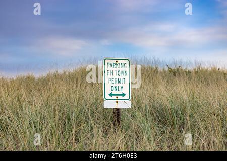 Kleines rechteckiges Schild im Strandgras, das nur auf erlaubten Parkplätzen steht Stockfoto