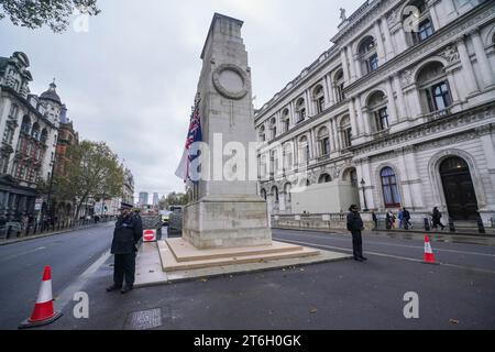 London, Großbritannien. 10. November 2023. Polizeibeamte der Metropolitan Police bewachen das Cenotaph in Whitehall vor Waffenstillstand und Gedenktag an diesem Wochenende . Es gibt wachsende Ängste vor möglicher Gewalt zwischen Mitgliedern der extremen Rechten und pro-palästinensischen Demonstranten am Samstag Credit: amer ghazzal/Alamy Live News Stockfoto