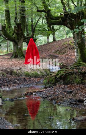 Die Dame in Rot im Bosque del Gorbeia, Spanien Stockfoto