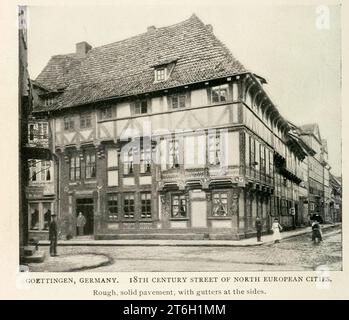 Göttingen [ Göttingen ] DEUTSCHLAND. I8TH CENTURY STREET DER NORDEUROPÄISCHEN STÄDTE. Rauer, solider Gehweg, mit Rinnen an den Seiten. Aus dem Artikel DER POSITIVE WERT RUHIGER UND SCHÖNER STRASSEN. Von J. W. Howard. Vom Engineering Magazine, DAS DEM INDUSTRIELLEN FORTSCHRITT GEWIDMET IST, Band XII. Oktober 1896 bis März 1897 The Engineering Magazine Co Stockfoto