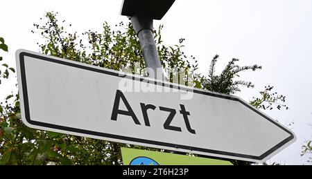 Kirchheim Teck, Deutschland. November 2023. Ein Schild mit dem Wort Arzt steht an einer Straße in der Gemeinde Kirchheim Teck. Quelle: Bernd Weißbrod/dpa/Alamy Live News Stockfoto