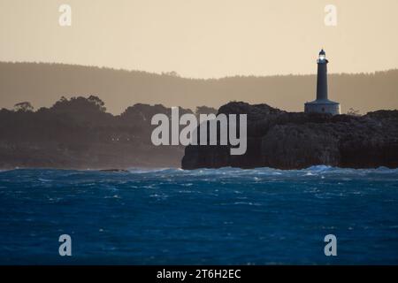 Mouro Island Lighthouse mit starken Wellen Stockfoto