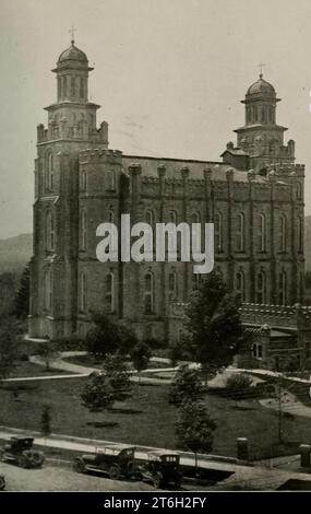 Temple of Later Day Saints, Logan aus dem Buch Utah, the Land of Blossoming Valleys, Teil der „See America First“-Serie von George Wharton James, veröffentlicht 1922 von der Page Company Utah, The Land of Blossoming Valleys: die Geschichte seiner Wüstenöden, seiner riesigen und fantastischen Felsformationen und seiner fruchtbaren Gärten in den geschützten Tälern; eine Übersicht über die sich rasch entwickelnden Industrien; eine Darstellung über den Ursprung, die Entwicklung und den Glauben der Mormonenkirche; und Kapitel über die Flora und Fauna und über die landschaftlichen Wunder, die ein Erbe aller Amerikaner sind Stockfoto