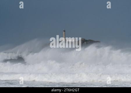 Mouro Island Lighthouse mit starken Wellen Stockfoto