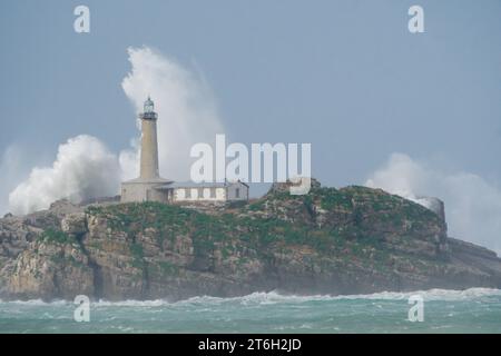 Mouro Island Lighthouse mit starken Wellen Stockfoto