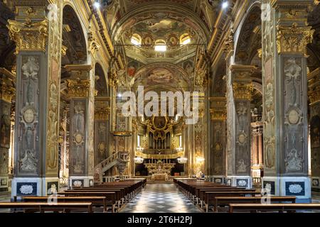 Innenraum der Basilika San Biagio in Finalborgo, Finale Ligure, Riviera di Ponente, Ligurien, Italien, Europa | Basilika San Biagio Innenraum, Finalb Stockfoto