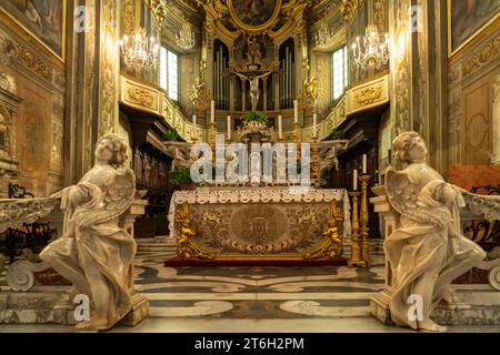 Engel im Innenraum der Basilika San Biagio in Finalborgo, Finale Ligure, Riviera di Ponente, Ligurien, Italien, Europa | Engel der Basilika San B. Stockfoto