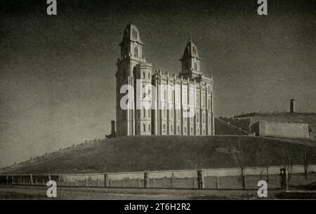 Mormon Temple, Manti aus dem Buch Utah, the Land of Blossoming Valleys, Teil der „See America First“-Serie von George Wharton James, veröffentlicht 1922 von der Page Company Utah, The Land of Blossoming Valleys: die Geschichte seiner Wüstenöden, seiner riesigen und fantastischen Felsformationen und seiner fruchtbaren Gärten in den geschützten Tälern; eine Übersicht über die sich rasch entwickelnden Industrien; eine Darstellung über den Ursprung, die Entwicklung und den Glauben der Mormonenkirche; und Kapitel über die Flora und Fauna und über die landschaftlichen Wunder, die ein Erbe aller Amerikaner sind Stockfoto