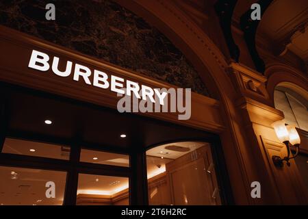 Burberry Boutique. Braune klassische historische Fassade. Burberry ist eine britische Luxusmarke Stockfoto