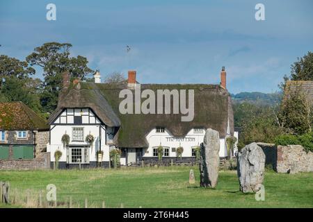 Das Red Lion Pub in Avebury unter den stehenden Steinen. Stockfoto