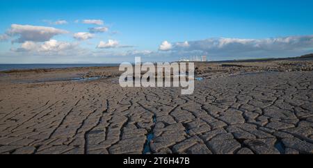 Hinkley Point Baustelle hinter Kalksteinpflastern und Felsbrocken, die bei Ebbe an der Somerset Coast bei Lilstock, Somerset, England, Großbritannien, Stockfoto