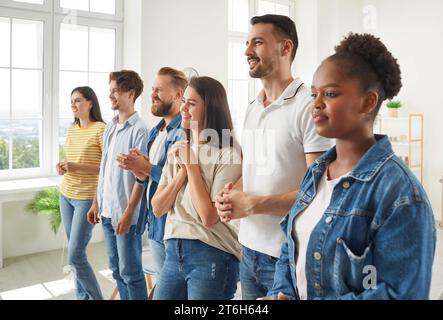 Ein Team aus freudigen, modernen Startup-Kollegen hört dem Vorgesetzten beim Meeting aufmerksam zu. Stockfoto