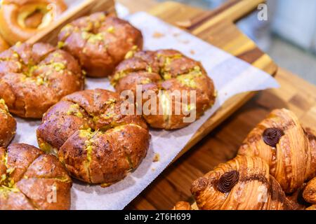 Knoblauchbrot, Frischkäse im Café. Konzept der hausgemachten Bäckerei Stockfoto