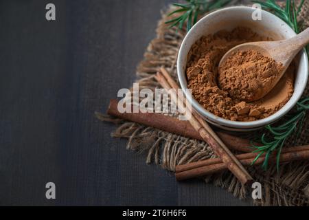 Zimtpulver in der Schüssel Zimt ist reich an Antioxidantien und anderen nützlichen Verbindungen und unterstützt die Blutzuckerkontrolle und schützt vor Herzdickern Stockfoto