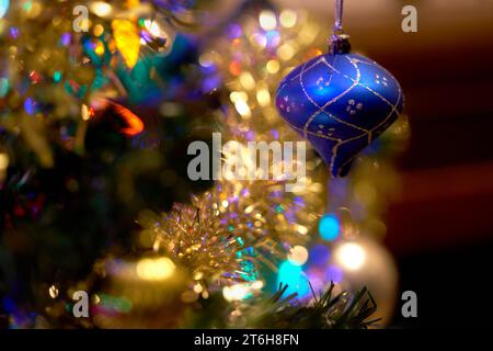 Baumkugeln und Weihnachtsdekorationen. Festliche Weihnachtsdekoration auf einem Weihnachtsbaum. Stockfoto