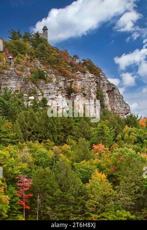 Der Skytop Tower befindet sich auf dem Mohonk Mountain, Teil der Shawangunk Mountain Range in New Paltz, New York Stockfoto