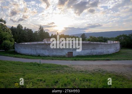 Panoramablick auf die Stierkampfarena Hervas, die am Tag geschlossen ist, mit Wolken bei Sonnenuntergang Stockfoto