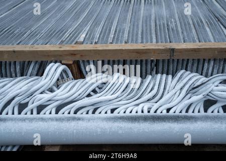 Kältemittelleitung des technischen Systems zur Kühlung von Eislaufbahnen. Vorbereitung auf den Winter Stockfoto