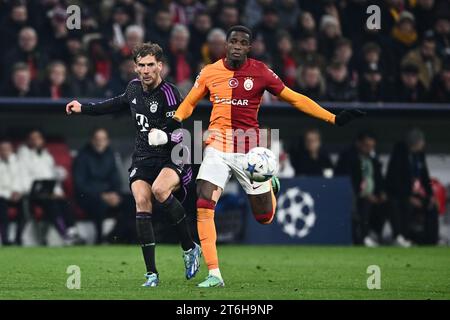 MÜNCHEN: Leon Goretzka aus Bayern München und Wilfried Zaha aus Galatasaray während des UEFA Champions League-Spiels zwischen dem FC Bayern Stockfoto