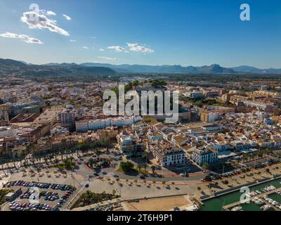 Drohnenansicht der Küstenstadt Denia. Denia liegt an der Costa Blanca in Spanien und verfügt über einen großen Yachthafen und ein Schloss in der Altstadt. Stockfoto