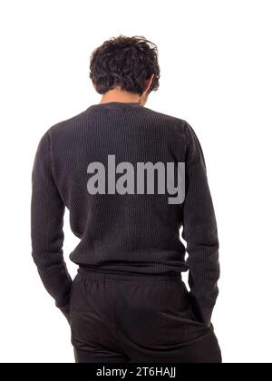 Ein Mann in einem schwarzen Pullover und einer schwarzen Hose, von hinten gesehen, unerkennbar, sieht etwas an, isoliert auf weiß Stockfoto