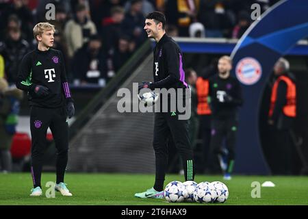 MÜNCHEN: Frans Kratzig, Aleksandar Pavlovic von Bayern München während des UEFA Champions League-Spiels zwischen dem FC Bayern München und dem FC Bayern München Stockfoto