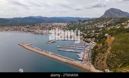 Luftdrohnenfoto der Bucht und Küstenstadt Xabia/Javea an der Costa Blanca, Spanien. Stockfoto