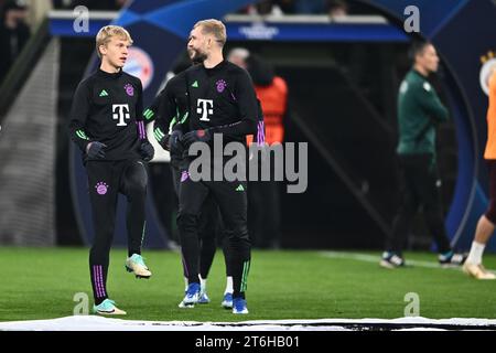 MÜNCHEN, 8. NOVEMBER: Frans Kratzig, Konrad Laimer von Bayern München, sieht beim UEFA Champions League-Spiel zwischen dem FC Bayern München zu Stockfoto