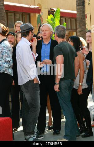 Joel David Moore, James Cameron, Stephen lang und Michelle Rodriguez bei der Hollywood Chamber of Commerce Zeremonie zu Ehren von James Cameron mit dem 2.396. Stern auf dem Hollywood Walk of Fame in Hollywood, CA, 18. Dezember 2009. Foto: Joe Martinez Shooting Star Stockfoto
