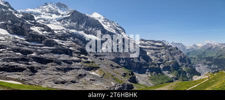 Panoramablick auf die jungfrau und das silberhorn vom eigergletscher mit dem schilthorn oberhalb von murren in der Ferne auf der rechten Seite Stockfoto