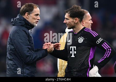 MÜNCHEN, DEUTSCHLAND - 8. NOVEMBER: Trainer Thomas Tuchel und Leon Goretzka vom FC Bayern München beim UEFA Champions League-Spiel zwischen dem FC Bayern Stockfoto