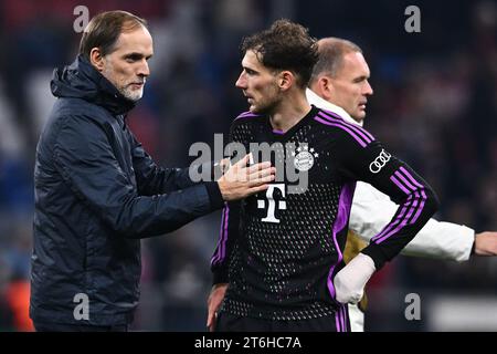 MÜNCHEN, DEUTSCHLAND - 8. NOVEMBER: Trainer Thomas Tuchel und Leon Goretzka vom FC Bayern München beim UEFA Champions League-Spiel zwischen dem FC Bayern Stockfoto