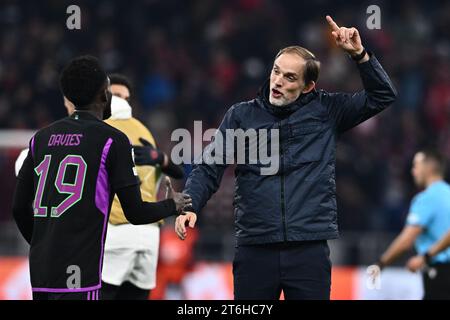 MÜNCHEN, 8. NOVEMBER: Alphonso Davies und Cheftrainer Thomas Tuchel vom FC Bayern München während des UEFA Champions League-Spiels zwischen dem FC Baye Stockfoto