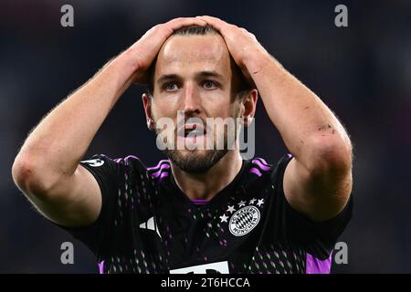 MÜNCHEN – 8. NOVEMBER: Harry Kane vom FC Bayern München reagiert beim UEFA Champions League-Spiel zwischen dem FC Bayern München und Galatasaray Stockfoto