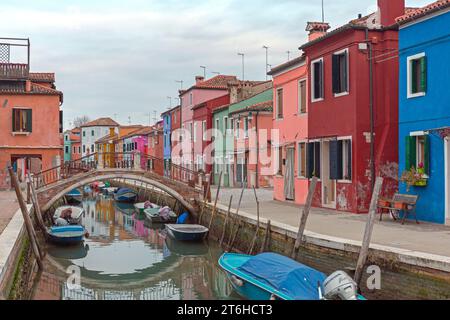 Burano, Italien - 10. Januar 2017: Brücke über den Wasserkanal auf der Insel Burano am Winternachmittag. Stockfoto