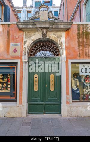 Venedig, Italien - 11. Januar 2017: Drei-Sterne-Hotel Locanda Ai Santi Spostoli an der Strada Nova in Venedig. Stockfoto