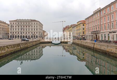 Triest, Italien - 12. Januar 2017: Brücke Ponte Rosso über den Canal Grande am kalten Wintertag im Stadtzentrum. Stockfoto