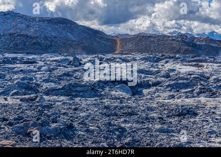 Lavafelsen kühlen sich immer noch in der Nähe des aktiven Vulkans Geldingadalir ab, von Fagradalsfjall Eruption 2021and Meradalir Eruption 2022 Stockfoto