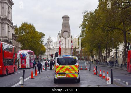 London, Großbritannien. November 2023. Polizisten bewachen das Cenotaph-Kriegsdenkmal in Whitehall vor dem Waffenstillstand. Quelle: Vuk Valcic/Alamy Live News Stockfoto