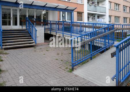 Rampenbau für Behinderte im typisch europäischen Wohnhauseingang. Rampe für Rollstuhl Stockfoto