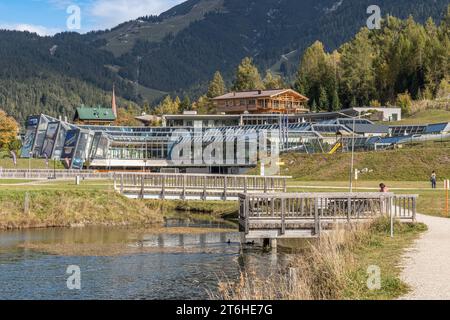 19.10.2023 / Seefeld in Tirol, Österreich / Bild: Kongresszentrum Seefeld, Olympia Kongress, Olympiakongresszentrum, Olympia Sport- und Kongresszentrum, Olympiabad Seefeld / vorne: Raabach, kleiner Bach / im Hintergrund: Skigebiet Rosshütte im Herbst *** 19 10 2023 Seefeld in Tirol, Österreich Bild Seefeld Kongresszentrum, Olympischer Kongress, Olympisches Kongresszentrum, Olympisches Sport- und Kongresszentrum, Seefeld Olympiabecken vor Raabach, kleiner Bach im Hintergrund Skigebiet Rosshütte im Herbst Stockfoto