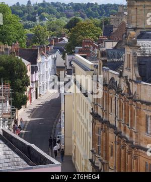 Holywell Street, Oxford, England, Großbritannien von oben. Die Straße enthält das New College, den Holywell Music Room und war kurzzeitig das Zuhause von J.R.R.R.Tolkien Stockfoto