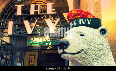 Glasgow, Schottland, Großbritannien. 10. November 2023. Das Winterfest in der Stadt läutete den Beginn der Weihnachtszeit ein. Das Efeurestaurant beschäftigte einen Eisbären als Türpersonal. Credit Gerard Ferry/Alamy Live News Stockfoto