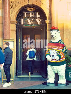 Glasgow, Schottland, Großbritannien. 10. November 2023. Das Winterfest in der Stadt läutete den Beginn der Weihnachtszeit ein. Das Efeurestaurant beschäftigte einen Eisbären als Türpersonal. Credit Gerard Ferry/Alamy Live News Stockfoto