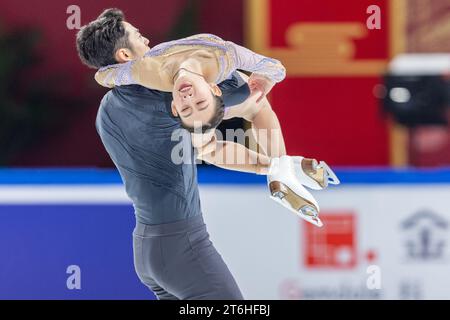 Chongqing. November 2023. Peng Cheng (R) und Wang Lei aus China treten während des Paarskating-Kurzprogramms beim Cup of China ISU Grand Prix von Eiskunstlauf 2023 in der südwestlichen chinesischen Gemeinde Chongqing am 10. November 2023 auf. Quelle: Chu Jiayin/Xinhua/Alamy Live News Stockfoto