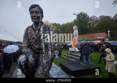 ROTTERDAM - Blumen werden während der Gedenkfeier und Enthüllung des Denkmals für die Razzia von Rotterdam und Schiedam zum Gedenken an den 10. Und 11. November 1944 gelegt, als 52.000 Männer kämpferischen Alters verhaftet und nach Deutschland geschickt wurden, um als Zwangsarbeit zu arbeiten. Es wird geschätzt, dass mehr als 500 Männer die Deportation nicht überlebten. Der Überfall war die größte Fahndung in den Niederlanden. ANP PHIL NIJHUIS niederlande raus - belgien raus Stockfoto