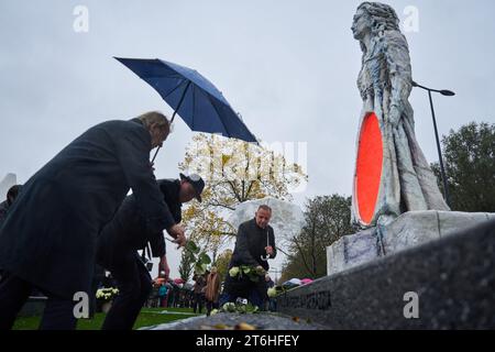 ROTTERDAM - Blumen werden während der Gedenkfeier und Enthüllung des Denkmals für die Razzia von Rotterdam und Schiedam zum Gedenken an den 10. Und 11. November 1944 gelegt, als 52.000 Männer kämpferischen Alters verhaftet und nach Deutschland geschickt wurden, um als Zwangsarbeit zu arbeiten. Es wird geschätzt, dass mehr als 500 Männer die Deportation nicht überlebten. Der Überfall war die größte Fahndung in den Niederlanden. ANP PHIL NIJHUIS niederlande raus - belgien raus Stockfoto