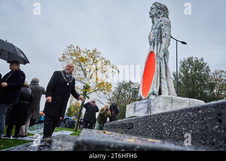 ROTTERDAM - Bürgermeister Aboutaleb während der Gedenkfeier und Enthüllung des Denkmals für die Razzia von Rotterdam und Schiedam zum Gedenken am 10. Und 11. November 1944, als 52.000 Männer im Kampfalter verhaftet und nach Deutschland geschickt wurden, um als Zwangsarbeiter zu arbeiten. Es wird geschätzt, dass mehr als 500 Männer die Deportation nicht überlebten. Der Überfall war die größte Fahndung in den Niederlanden. ANP PHIL NIJHUIS niederlande raus - belgien raus Stockfoto