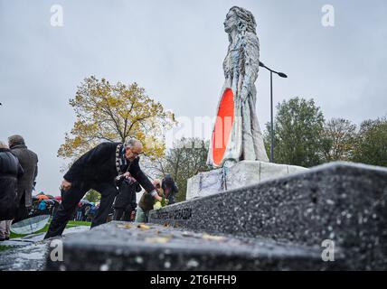 ROTTERDAM - Bürgermeister Aboutaleb während der Gedenkfeier und Enthüllung des Denkmals für die Razzia von Rotterdam und Schiedam zum Gedenken am 10. Und 11. November 1944, als 52.000 Männer im Kampfalter verhaftet und nach Deutschland geschickt wurden, um als Zwangsarbeiter zu arbeiten. Es wird geschätzt, dass mehr als 500 Männer die Deportation nicht überlebten. Der Überfall war die größte Fahndung in den Niederlanden. ANP PHIL NIJHUIS niederlande raus - belgien raus Stockfoto