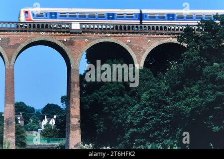 Pendlerzug fährt über Eynsford Viaduct, Kent, England Stockfoto